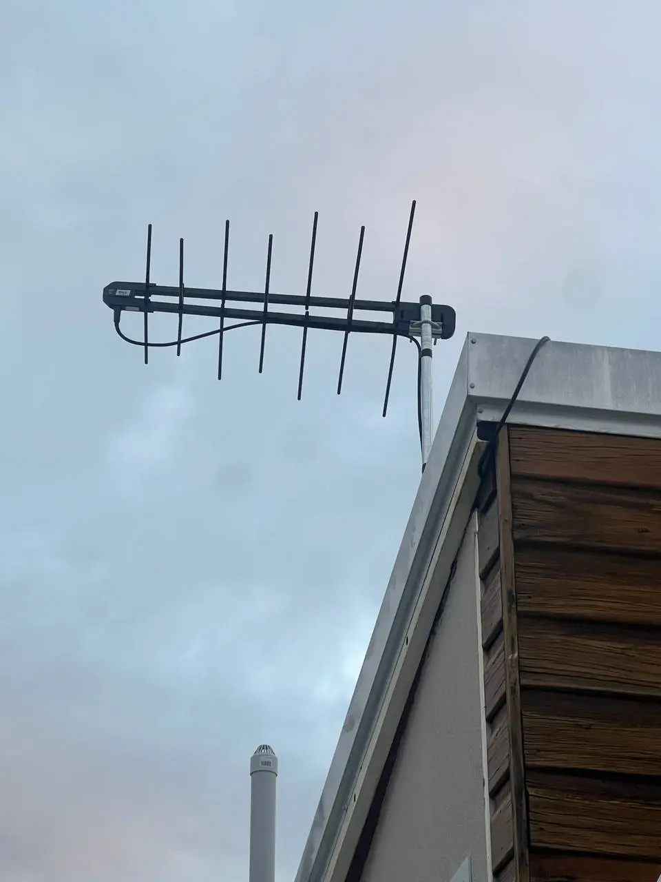 Digital antenna fitted to a residential roof edge